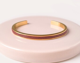 Bangle bracelet in gold stainless steel and glittery chestnut leather, fine and minimalist, ideal for accumulation