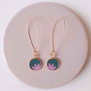 Dangling earrings with a flower pattern in green and purple leather and gold stainless steel