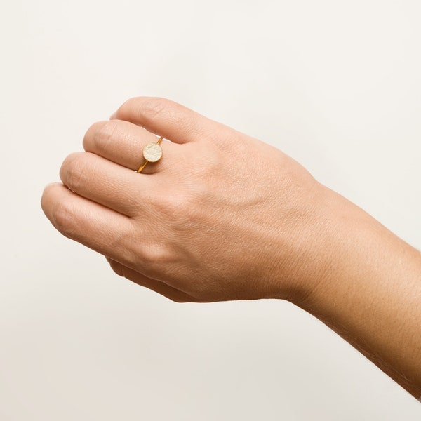 Bague fine minimaliste en acier inoxydable doré avec un insert rond en cuir beige claire idéale pour un cadeau femme