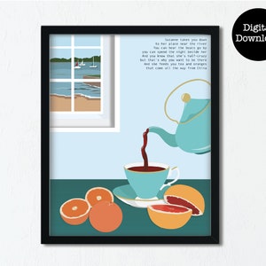 Könnte beinhalten: Ein gerahmter Kunstdruck mit einer türkisfarbenen Teekanne, die in eine türkisfarbene Teetasse auf einer Untertasse gießt. Orangen und Grapefruit liegen auf dem türkisfarbenen Tisch. Der Hintergrund zeigt ein Fenster mit Blick auf Boote auf dem Wasser und den Text "Digitaler Download."