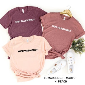 K&ouml;nnte beinhalten: Drei T-Shirts mit dem Aufdruck "WIFI PASSWORD?" Die Shirts sind in den Farben Rotbraun, Mauve und Pfirsich.