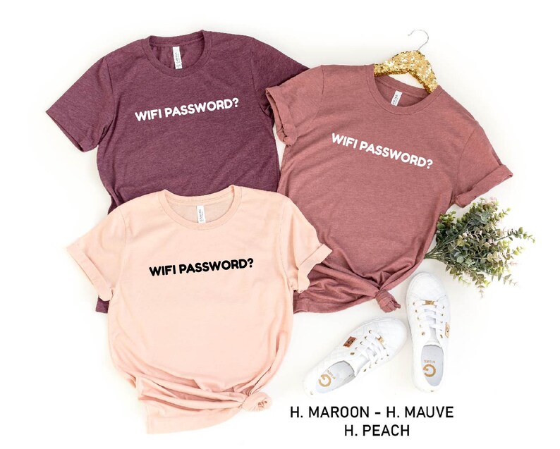 K&ouml;nnte beinhalten: Drei T-Shirts mit dem Aufdruck "WIFI PASSWORD?" Die Shirts sind in den Farben Rotbraun, Mauve und Pfirsich.