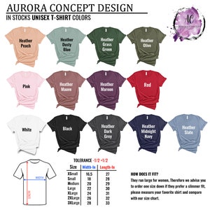 K&ouml;nnte beinhalten: Eine Tabelle, die die verschiedenen Farben und Gr&ouml;&szlig;en der verf&uuml;gbaren Unisex-T-Shirts zeigt. Die Tabelle enth&auml;lt eine Gr&ouml;&szlig;entabelle mit Ma&szlig;en in Zoll. Der Text "TOLERANCE -1/2 +1/2" befindet sich oben in der Tabelle. Der Text "HOW DOES IT FIT?" befindet sich unten in der Tabelle. Der Text "Sie fallen f&uuml;r Frauen gro&szlig; aus. Daher empfehlen wir Ihnen, eine Nummer kleiner zu bestellen, wenn sie eine schmalere Passform bevorzugen. Bitte messen Sie Ihr Lieblingsshirt und vergleichen Sie es mit unserer Gr&ouml;&szlig;entabelle." befindet sich unter dem Text "HOW DOES IT FIT?"