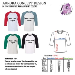 Puede incluir: Una tabla de tallas para camisas raglan unisex con diferentes combinaciones de colores. La tabla muestra el ancho del cuerpo, la longitud del cuerpo y la longitud de la manga en pulgadas para las tallas X-Small a 2X-Large. La tabla tambi&eacute;n incluye una nota sobre el ajuste de las camisas, indicando que son grandes para las mujeres y aconsejando pedir una talla menos para un ajuste m&aacute;s delgado.