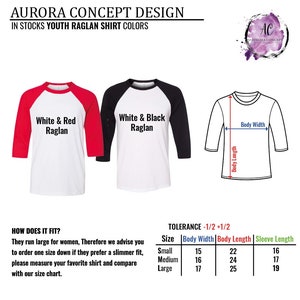 Puede incluir: Dos camisetas de manga raglan para j&oacute;venes, una blanca con mangas rojas y otra blanca con mangas negras. Las camisetas se muestran con una tabla de tallas que incluye el ancho del cuerpo, la longitud del cuerpo y la longitud de la manga en pulgadas.
