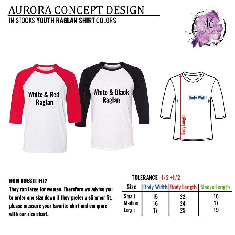 Puede incluir: Dos camisetas de manga raglan para j&oacute;venes, una blanca con mangas rojas y otra blanca con mangas negras. Las camisetas se muestran con una tabla de tallas que incluye el ancho del cuerpo, la longitud del cuerpo y la longitud de la manga en pulgadas.
