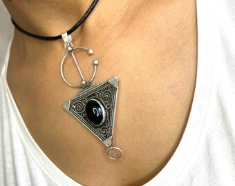 Handgemachte Berber-Halskette mit schwarzer Onyx-Tribalanhänger, Tuaregschmuck, marokkanisches Geschenk