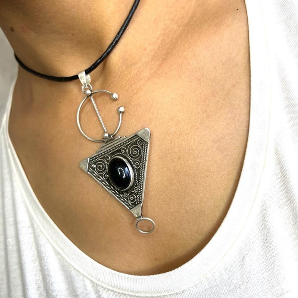 Collier pour femmes berbères fait main _ Bijoux bohèmes _ Collier pour femmes _ Ras de cou en perles d'argent _ Collier marocain