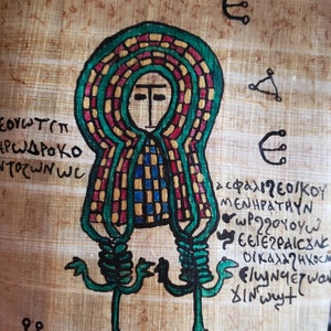Puede incluir: Un rollo de papiro pintado a mano con una imagen colorida de una figura con una túnica de patrones verdes y rojos y tres piernas verdes. El rollo tiene texto en griego, incluyendo las palabras "EOWYTT", "HPWSDPOKO" y "NTOZWNWC".