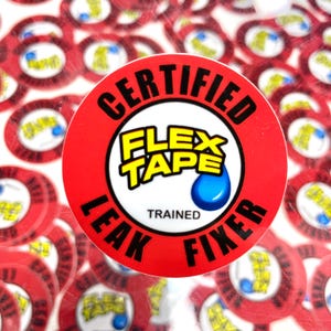 Può includere: Un adesivo rotondo rosso e nero con il testo "Certified Flex Tape Leak Fixer" e una goccia d'acqua blu. L'adesivo è circondato da altri adesivi simili.