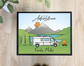 Dekorative Camping Fußmatte mit Camper Motiv und Namen personalisiert, Camperdeko, Let the Adventure Begin, Camping Zubehör