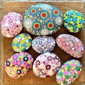 Piedra única pintada a mano con lunares - Piedras pintadas - Guijarro de bolsillo - Arte de puntos - Piedra de jardín con lunares - Guijarro pintado - Mandala - Regalo