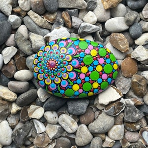 Handbemalter Mandala-Stein – Polka Dot – einzigartig – bemalte Steine – dekorativ – Ornament – Zuhause – Geschenke – Punktkunst – Gartenfelsen