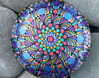 XL Piedra Mandala Pintada a Mano - Piedra de Meditación - Hecha a mano - Piedras Pintadas - Decorativa - Hogar - Regalos - Dot Art - 140mm