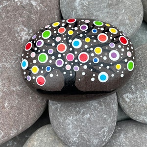 Kleiner handbemalter Stein Baum des Lebens - Mandala - Einzigartige - Bemalte Steine - Dekorativ - Polka Dot - Zuhause - Geschenke - Dot Art - Gartenstein