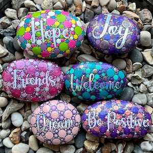 Handbemalter mittelgroßer personalisierter Stein – Mandala – bemalter Stein – bemalter Stein – Positivitätsfelsen – Geschenk – Punktkunst – inspirierender Stein