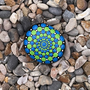 Handbemalter Mandala-Stein - Polka Dot Rock Art Decor