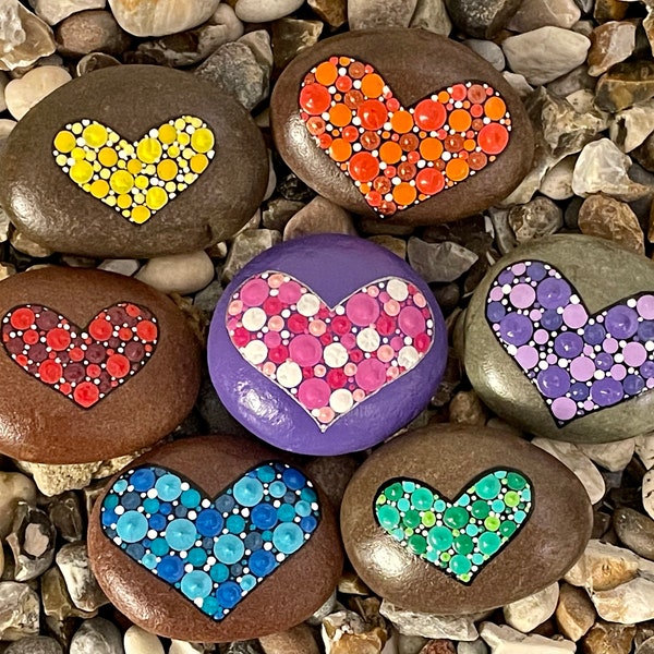 Piedra de corazón de lunares pintada a mano - Piedra pintada - Decorativa - San Valentín - Regalo - Arte de puntos - Roca de jardín - Amor - Guijarro pintado