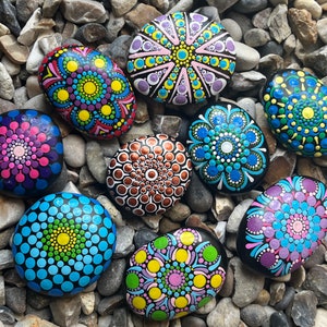 Pietra Mandala dipinta a mano - Unico - Pietre dipinte - Decorativo - Ciottolo tascabile - Dot Art - Roccia da giardino - Pois - Ciottolo dipinto