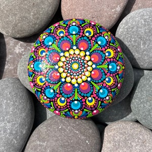 Mittelgroßer handbemalter Mandala-Stein – gepunktet – bemalte Steine – dekorativ – Zuhause – Geschenke – Punktkunst – Gartenfelsen – bemalter Stein – 100 mm