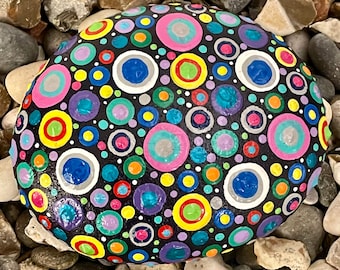 Piedra de lunares pintada a mano - Mandala - Único - Piedras pintadas - Decorativo - Adorno - Hogar - Regalos - Arte de puntos - Jardín Roca