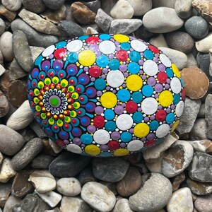 Handbemalter Mandala-Stein – Polka Dot – einzigartig – bemalte Steine – dekorativ – Ornament – Zuhause – Geschenke – Punktkunst – Gartenfelsen