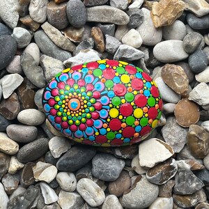 Handgemalter Mandala-Stein - Bunter Dot Art Rock