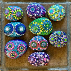 Mandala unique peint à la main en pierre - pierres peintes - galet de poche - art à pois - roche de jardin à pois - galet peint - mandala - cadeau
