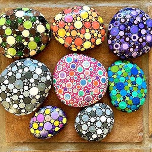 Piedra única pintada a mano con lunares - Piedras pintadas - Guijarro de bolsillo - Arte de puntos - Piedra de jardín con lunares - Guijarro pintado - Mandala - Regalo