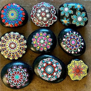 Mandala único pintado a mano - Piedras pintadas - Guijarro de bolsillo - Arte de puntos - Piedra de jardín con lunares - Guijarro pintado - Mandala - Regalo