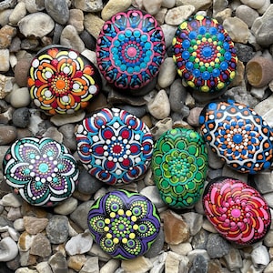 Pietra Mandala dipinta a mano - Unico - Pietre dipinte - Decorativo - Ciottolo tascabile - Dot Art - Roccia da giardino - Pois - Ciottolo dipinto