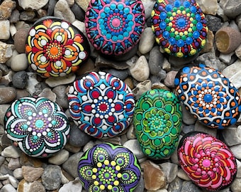 Piedra Mandala pintada a mano - Única - Piedras pintadas - Decorativa - Guijarro de bolsillo - Arte de puntos - Roca de jardín - Lunares - Guijarro pintado