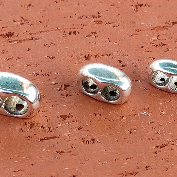 Lot de 4 perles passantes a deux trous plaqué argent trois tailles pour cordon cuir ou synthétique.