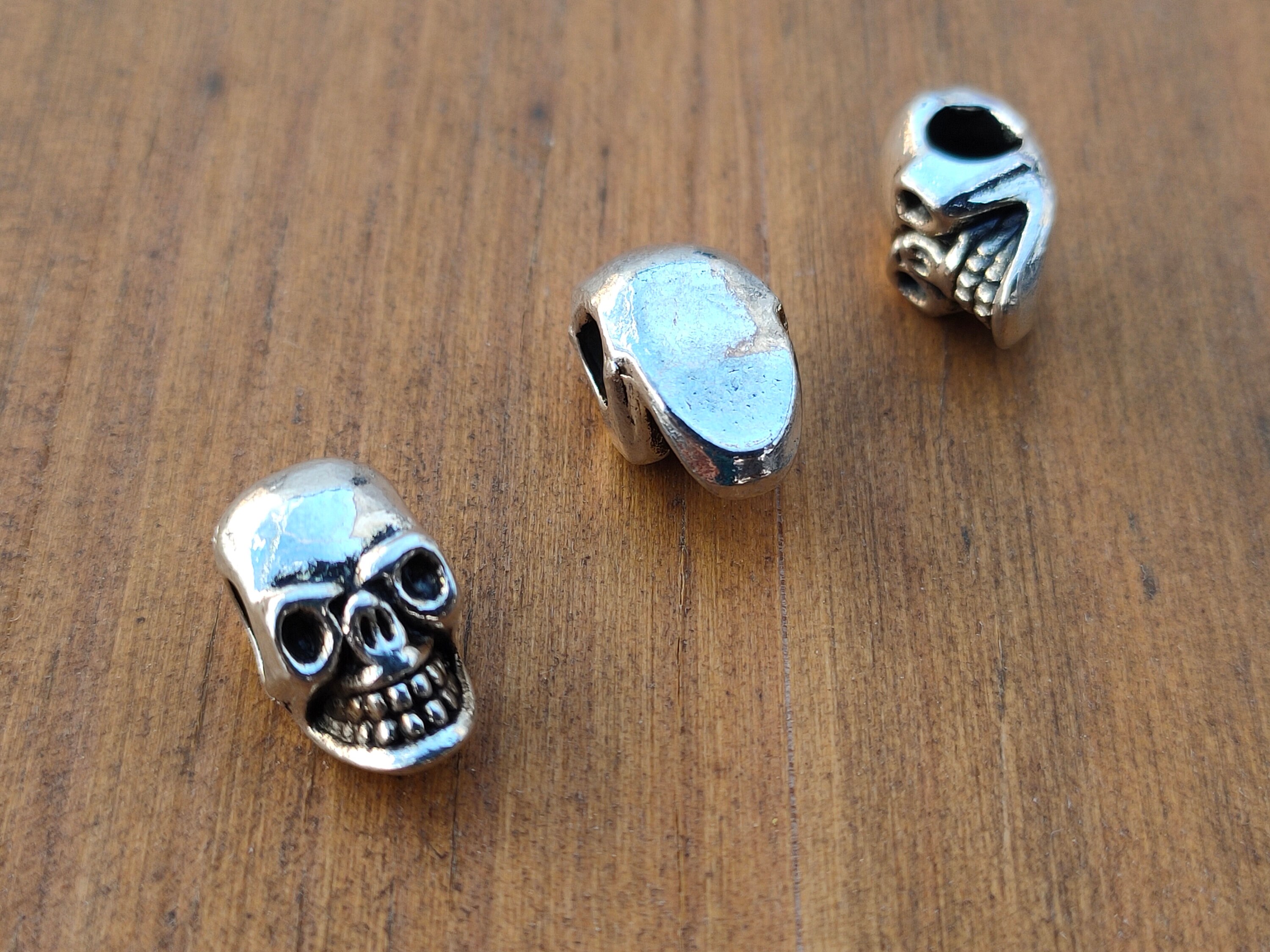 Skull beads in silver or gold metal