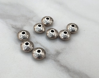 Spacer beads with engraved motif in a saucer shape in silver-plated metal, set of 5 beads.