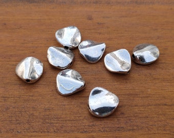 Set of 6 interlayer beads in silver-colored metal.