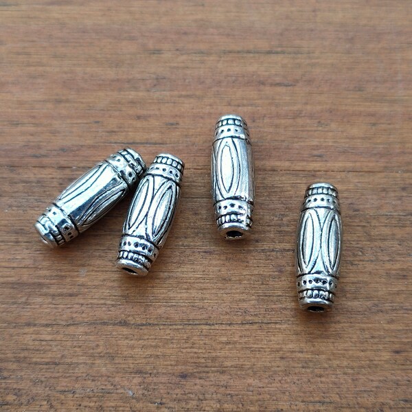 lot de 5 perles intercalaires tonneaux en métal de couleur argenté.
