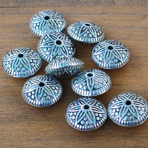 Lot de 5 Perles intercalaires fleurs gravées en argent vieilli.