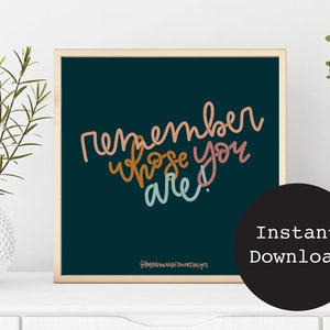 Può includere: Una stampa d'arte da parete stampabile blu-verde con il testo "remember whose you are" in un font corsivo colorato.