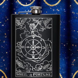 Mystik im Flachmann | Graviert | Eine der zweiten 9 Karten des Tarot | 8 Unzen | Edelstahl