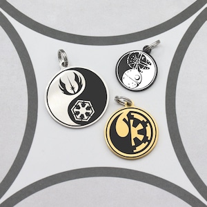 Könnte beinhalten: Drei runde Metallanhänger mit Star Wars-Motiven. Ein Anhänger zeigt ein Yin-Yang-Design mit den Symbolen der Rebellenallianz und des Galaktischen Imperiums. Die anderen beiden Anhänger haben den Millennium Falken und die Symbole der Rebellenallianz.