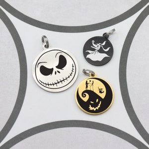 Puede incluir: Tres chapas redondas de metal para perros con diferentes diseños de la película Pesadilla antes de Navidad. La primera chapa es plateada con una imagen en blanco y negro de la cara de Jack Skellington. La segunda chapa es negra con una imagen blanca de Sally. La tercera chapa es dorada con una imagen negra de Jack Skellington y Sally de pie en una colina.