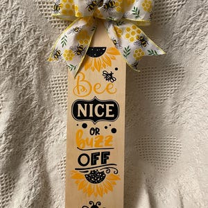Decoración de abejas - Letrero colgante para pared o puerta "Bee Nice or Buzz Off"