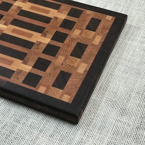 11,75 &quot;x 9&quot;x1&quot; maßgeschneiderte Ende Korn Schneidebrett. Limited Edition Muster exklusiv für McNabbs Shop. Hergestellt aus Eiche, Nussbaum, Kirsche & Ahorn.