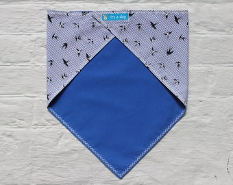 Bandana Hundehalstuch beidseits zu tragen. Klettverschluss. Eine Seite mit Schwalben, andere Seite blau oder beidseits mit Schwalben