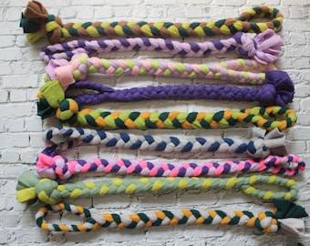 Zergel. 50 - 57 cm. Zerrspielzeug für Hunde. Bunt Blau Grün Rot Pink Lila Bordeaux. Verschiedene Varianten. Geflochten. Elastisch. Fleece.
