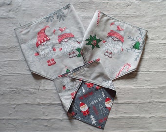 Bandana Halstuch für Hunde in grau mit ein oder zwei Weihnachtswichteln. Beidseits zu tragen. Dreieckige Form. Verschiedene Größen