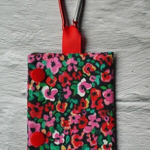 Handgefertigte Tasche für Hundekotbeutel. Kotbeutelspender Kotbeuteltasche Kotbeutelhalter. Hundezubehör. Blumen Pink Rot