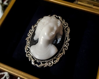 Zilveren cameo broche "19e eeuwse vrouw"