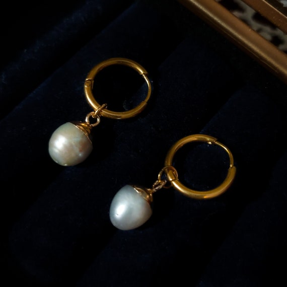 Boucles d'oreilles créoles et perles d'eau douce "Caroline" inspiration XVIIIe siècle